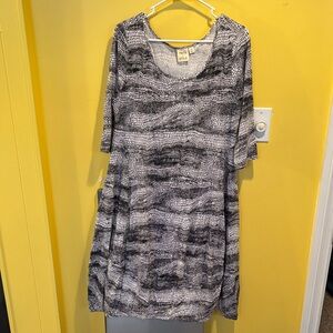 Truth + Style Black and White Dress, LP